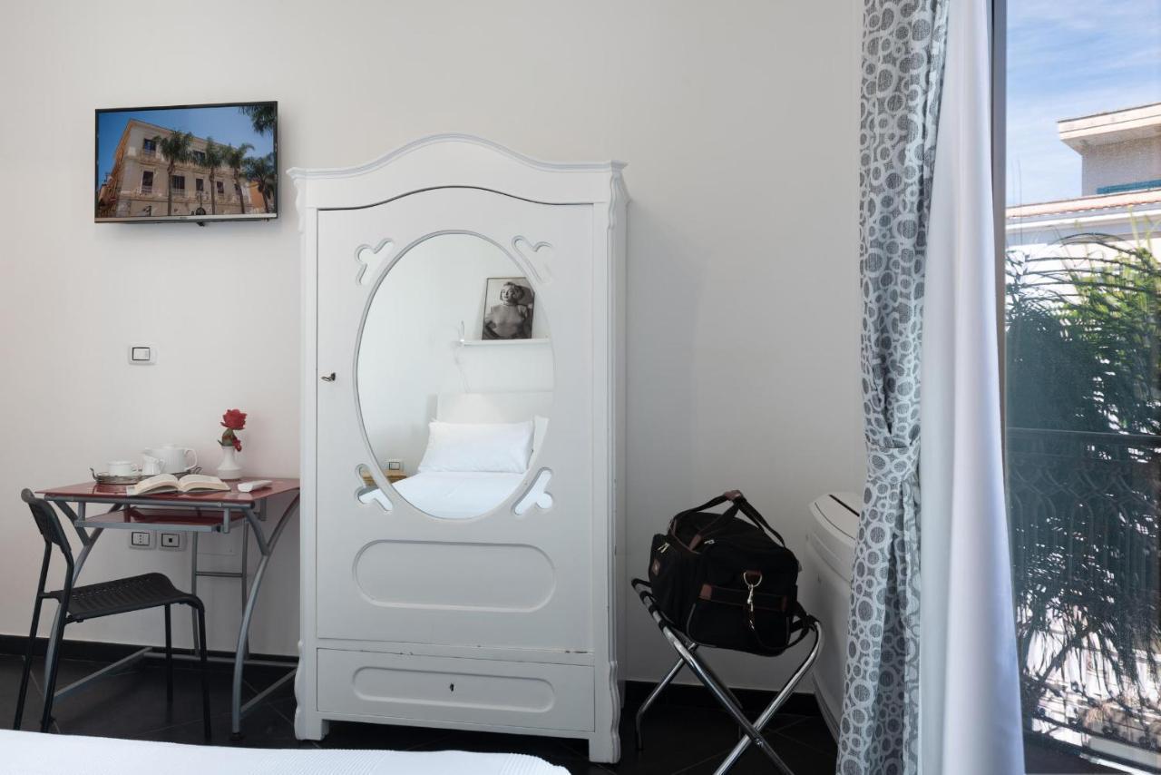 برينديسي Maria Vittoria Charming Rooms And Apartments المظهر الخارجي الصورة